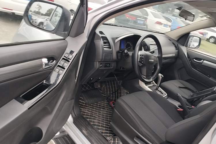 Used Isuzu D-MAX 2018 3.0T Two-Wheel Drive Automatic Elite Version 4JJ1-TC HI Driver Seat