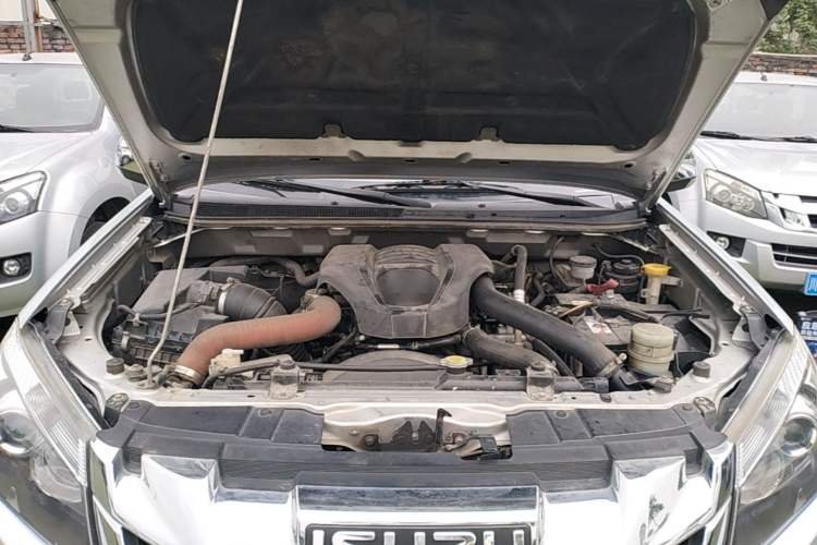 Used Isuzu D-MAX 2018 3.0T Two-Wheel Drive Automatic Elite Version 4JJ1-TC HI Engine Bay
