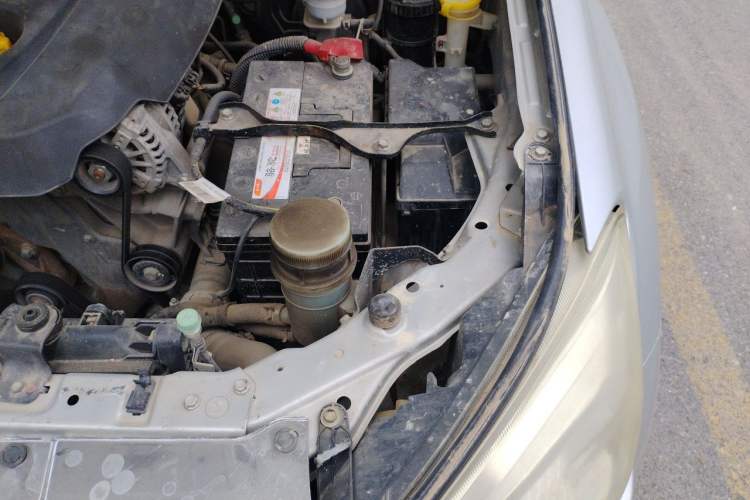 Used Isuzu D-MAX 2018 2.5T Two-Wheel-Drive Base Version JE4D25Q5A Engine Bay Left