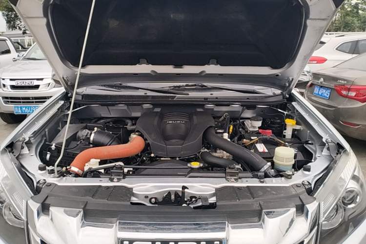 Used Isuzu D-MAX 2018 3.0T Two-Wheel Drive Automatic Elite Version 4JJ1-TC HI Engine Bay