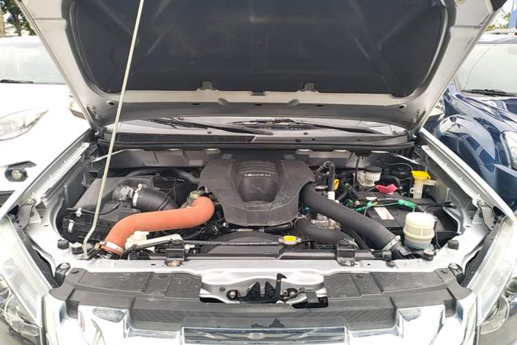 Used Isuzu D-MAX 2018 3.0T Two-Wheel Drive Automatic Elite Version 4JJ1-TC HI Engine Bay