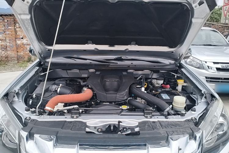 Used Isuzu D-MAX 2018 3.0T Two-Wheel Drive Automatic Elite Version 4JJ1-TC HI Engine Bay