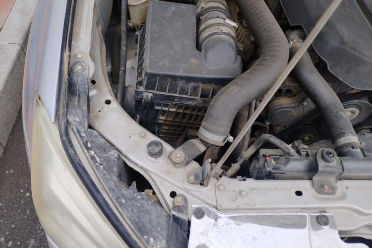Used Isuzu D-MAX 2018 2.5T Two-Wheel-Drive Base Version JE4D25Q5A Engine Bay Right