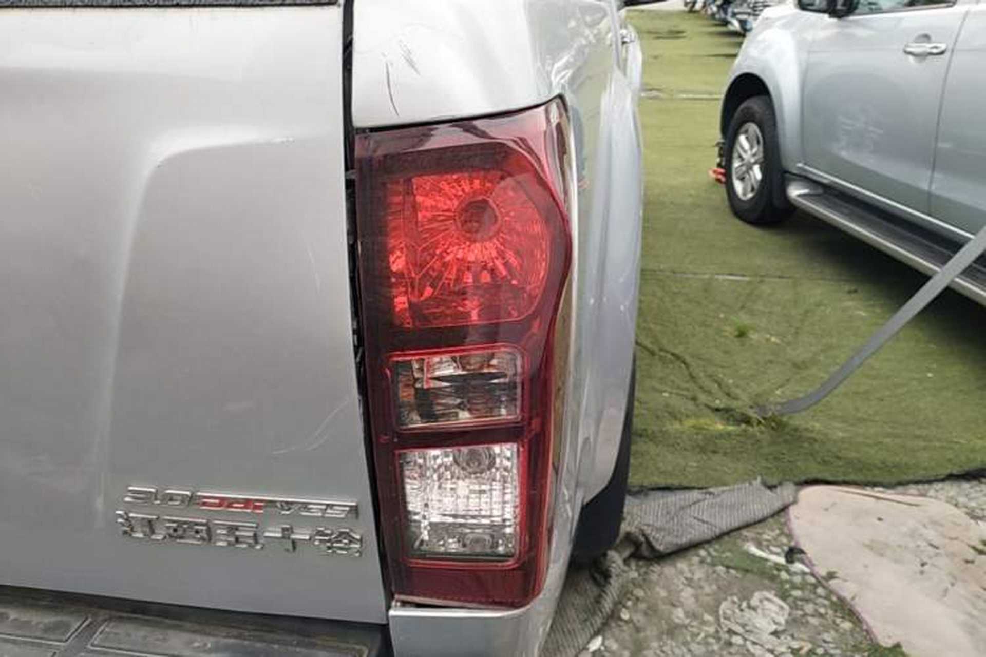 Used Isuzu D-MAX 2018 3.0T Two-Wheel Drive Automatic Elite Version 4JJ1-TC HI Exterior 3