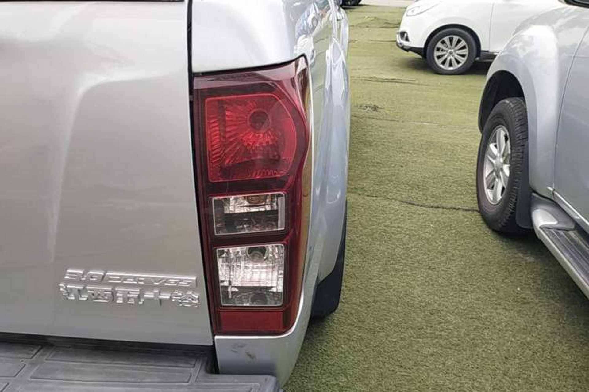 Used Isuzu D-MAX 2018 3.0T Two-Wheel Drive Automatic Elite Version 4JJ1-TC HI Exterior 3