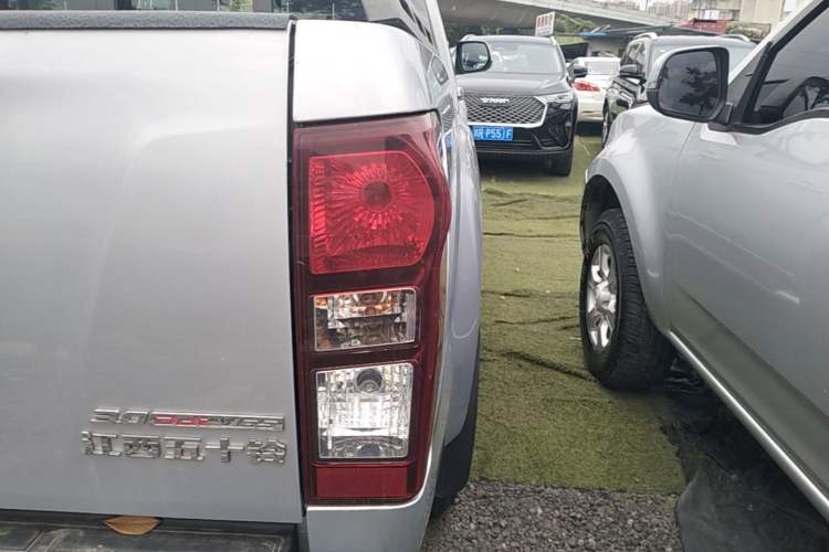 Used Isuzu D-MAX 2018 3.0T Two-Wheel Drive Automatic Elite Version 4JJ1-TC HI Exterior 3