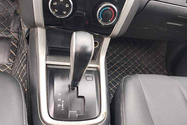 Used Isuzu D-MAX 2018 3.0T Two-Wheel Drive Automatic Elite Version 4JJ1-TC HI Gear Lever