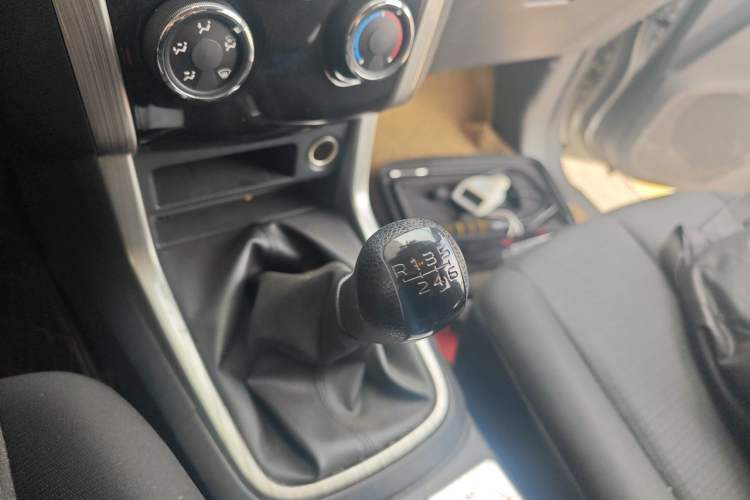 Used Isuzu D-MAX 2018 3.0T Four-Wheel Drive Manual Base Version 4JJ1-TC HI Gear Lever