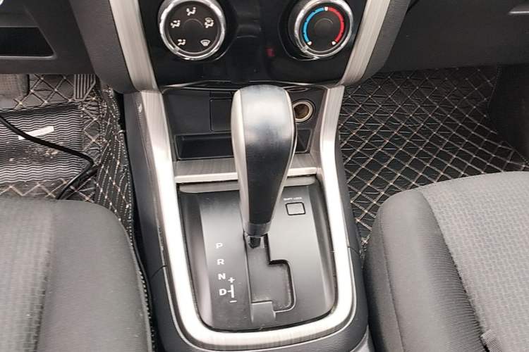 Used Isuzu D-MAX 2018 3.0T Two-Wheel Drive Automatic Elite Version 4JJ1-TC HI Gear Lever