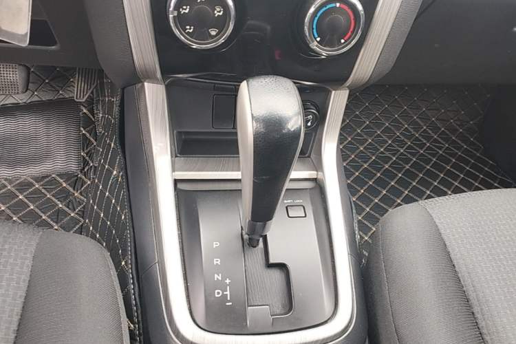 Used Isuzu D-MAX 2018 3.0T Two-Wheel Drive Automatic Elite Version 4JJ1-TC HI Gear Lever
