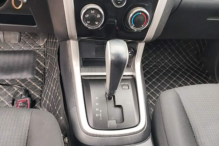 Used Isuzu D-MAX 2018 3.0T Two-Wheel Drive Automatic Elite Version 4JJ1-TC HI Gear Lever