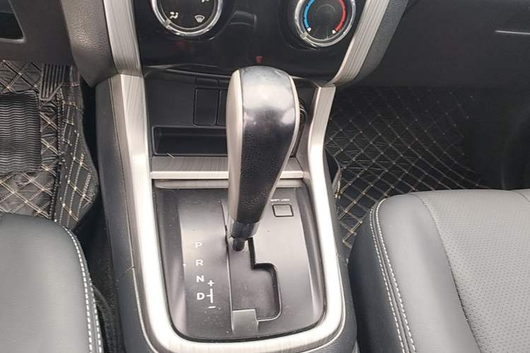 Used Isuzu D-MAX 2018 3.0T Two-Wheel Drive Automatic Elite Version 4JJ1-TC HI Gear Lever