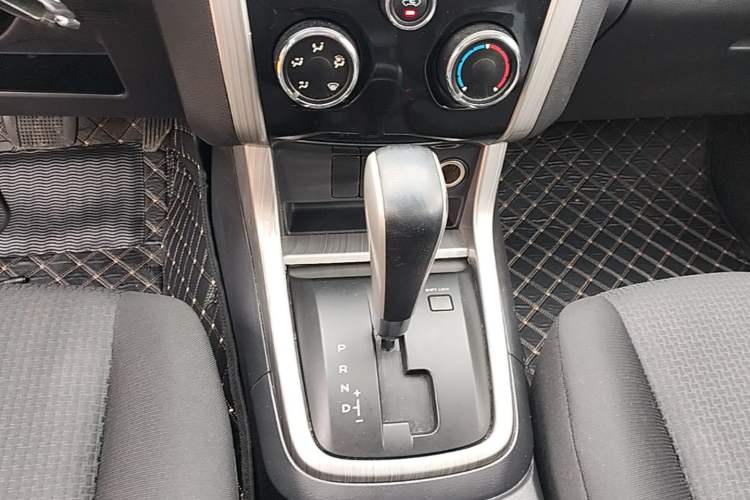 Used Isuzu D-MAX 2018 3.0T Two-Wheel Drive Automatic Elite Version 4JJ1-TC HI Gear Lever