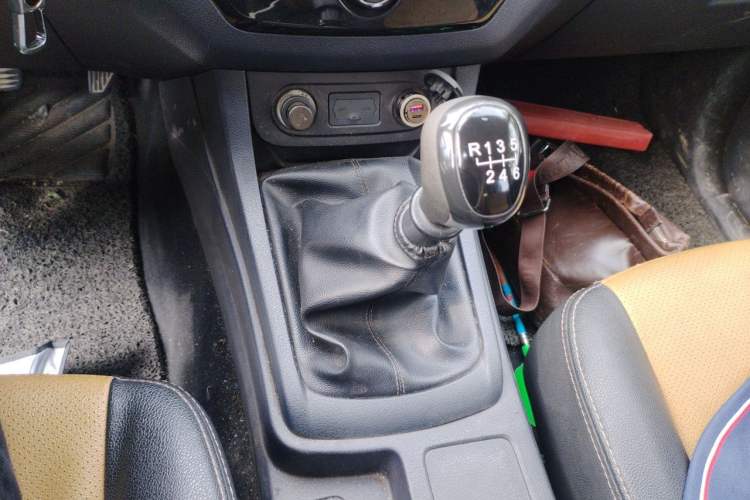 Used Isuzu D-MAX 2018 2.5T Two-Wheel-Drive Base Version JE4D25Q5A Gear Lever