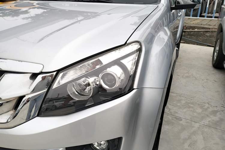 Used Isuzu D-MAX 2018 3.0T Two-Wheel Drive Automatic Elite Version 4JJ1-TC HI Left Front Headlight