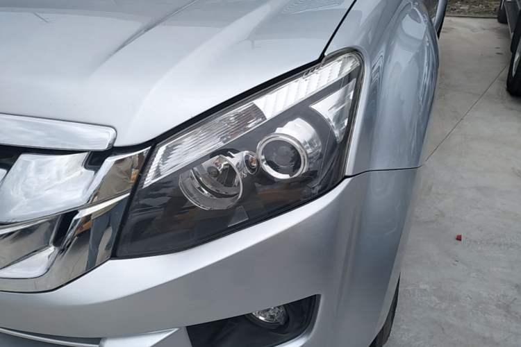 Used Isuzu D-MAX 2018 3.0T Two-Wheel Drive Automatic Elite Version 4JJ1-TC HI Left Front Headlight