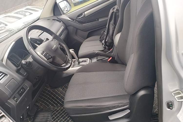 Used Isuzu D-MAX 2018 3.0T Two-Wheel Drive Automatic Elite Version 4JJ1-TC HI Left Front Seat
