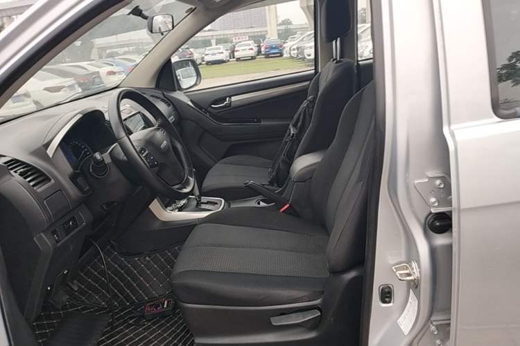 Used Isuzu D-MAX 2018 3.0T Two-Wheel Drive Automatic Elite Version 4JJ1-TC HI Left Front Seat
