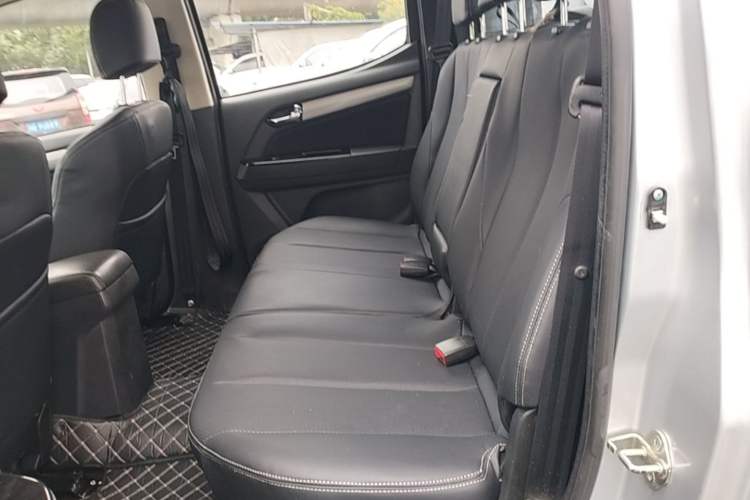 Used Isuzu D-MAX 2018 3.0T Two-Wheel Drive Automatic Elite Version 4JJ1-TC HI Left Rear Seat
