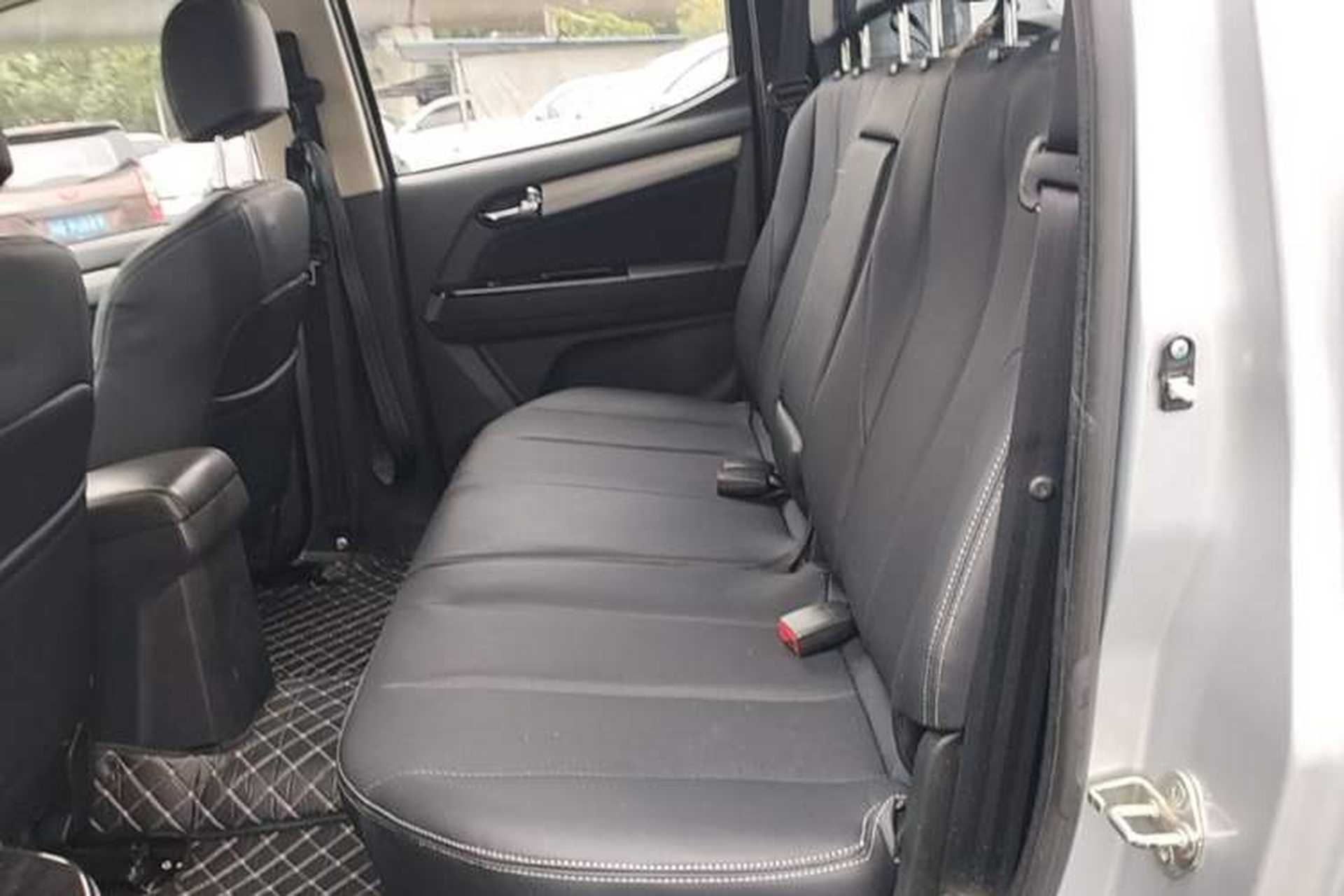 Used Isuzu D-MAX 2018 3.0T Two-Wheel Drive Automatic Elite Version 4JJ1-TC HI Left Rear Seat