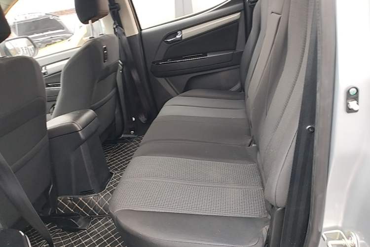 Used Isuzu D-MAX 2018 3.0T Two-Wheel Drive Automatic Elite Version 4JJ1-TC HI Left Rear Seat