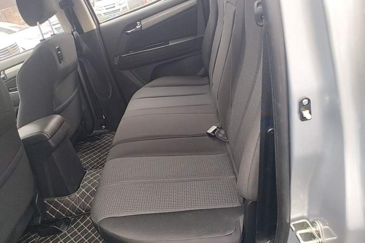 Used Isuzu D-MAX 2018 3.0T Two-Wheel Drive Automatic Elite Version 4JJ1-TC HI Left Rear Seat