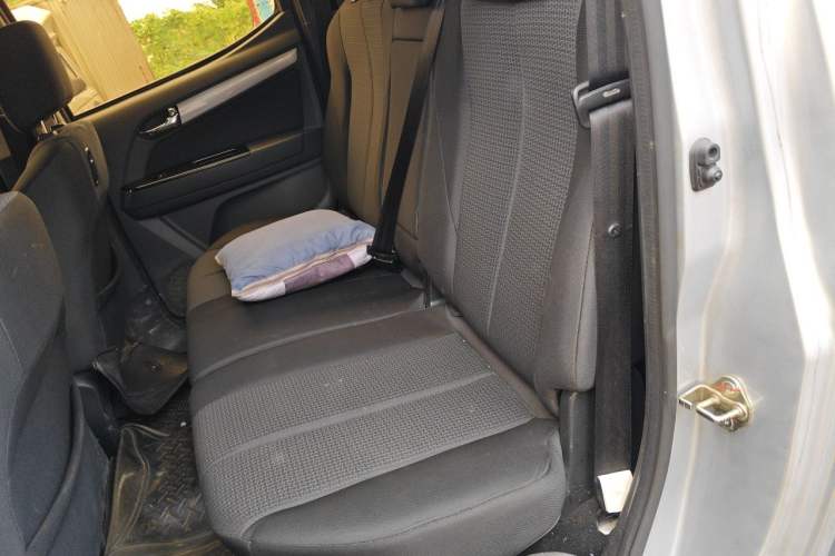 Used Isuzu D-MAX 2018 3.0T Two-Wheel Drive Automatic Elite Version 4JJ1-TC HI Left Rear Seat