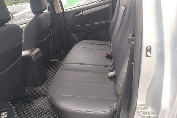 Used Isuzu D-MAX 2018 3.0T Two-Wheel Drive Automatic Elite Version 4JJ1-TC HI Left Rear Seat
