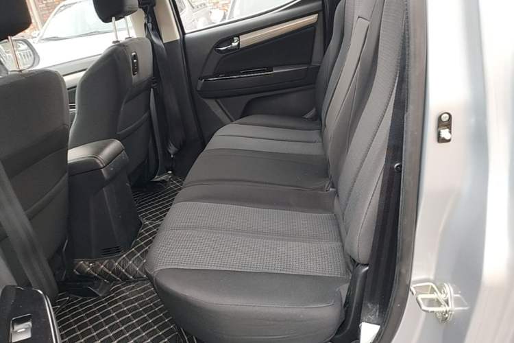 Used Isuzu D-MAX 2018 3.0T Two-Wheel Drive Automatic Elite Version 4JJ1-TC HI Left Rear Seat