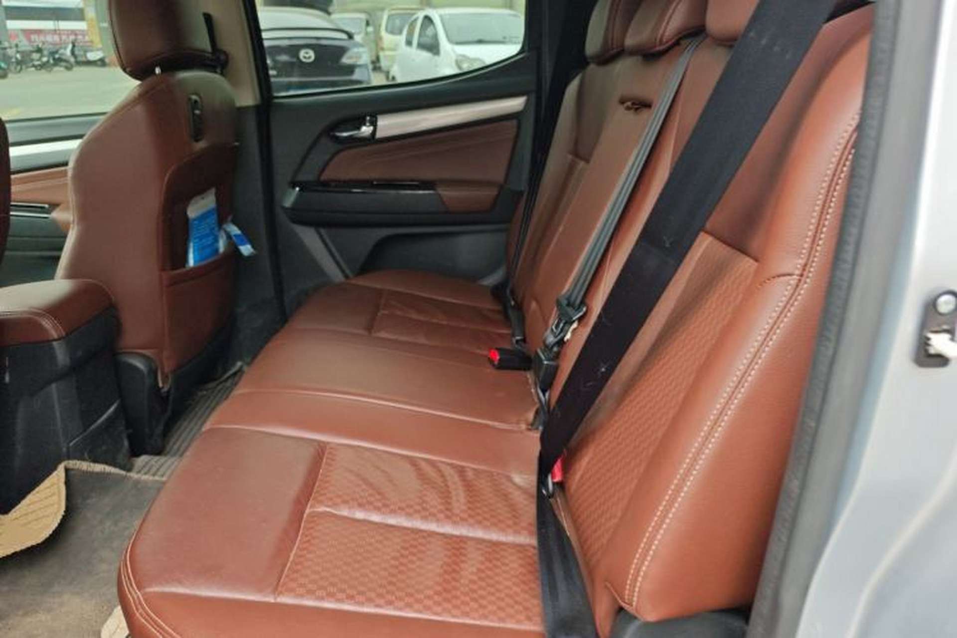 Used Isuzu D-MAX 2018 3.0T Four-Wheel Drive Automatic Ultra-Luxury Version 4JJ1-TC HI Left Rear Seat
