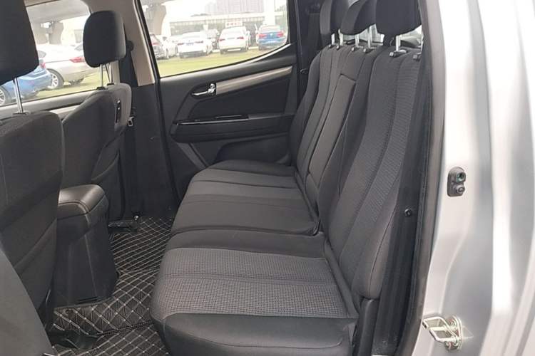 Used Isuzu D-MAX 2018 3.0T Two-Wheel Drive Automatic Elite Version 4JJ1-TC HI Left Rear Seat