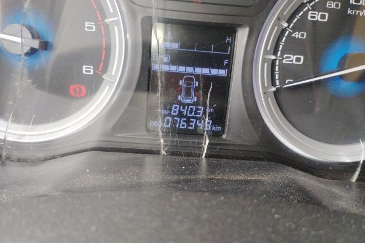Used Isuzu D-MAX 2018 2.5T Two-Wheel-Drive Base Version JE4D25Q5A Odometer Close Up