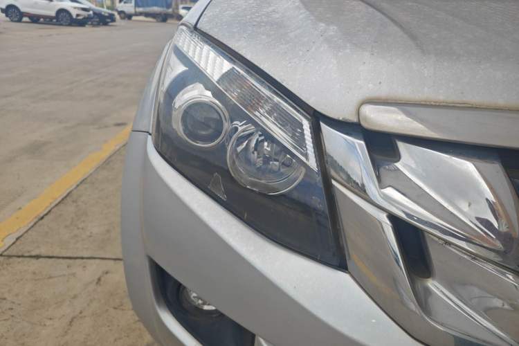 Used Isuzu D-MAX 2018 3.0T Four-Wheel Drive Manual Base Version 4JJ1-TC HI Right Front Headlight