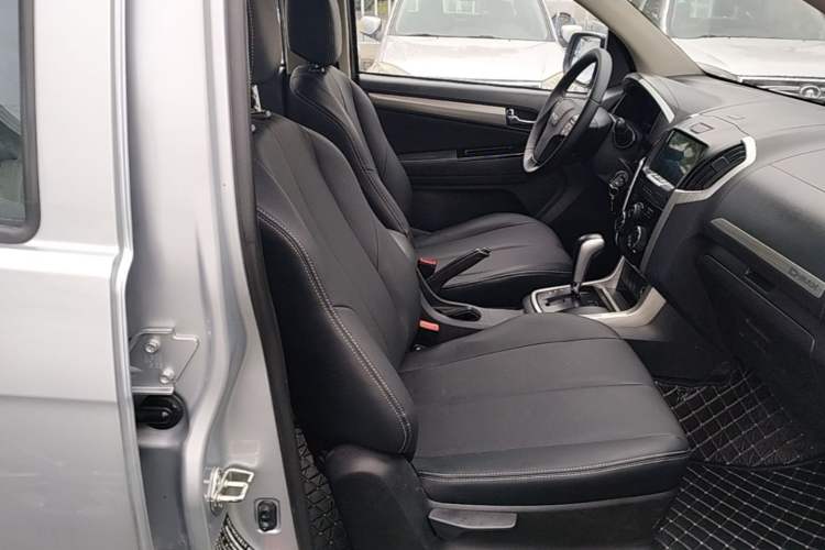 Used Isuzu D-MAX 2018 3.0T Two-Wheel Drive Automatic Elite Version 4JJ1-TC HI Right Front Seat