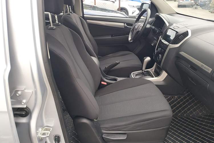 Used Isuzu D-MAX 2018 3.0T Two-Wheel Drive Automatic Elite Version 4JJ1-TC HI Right Front Seat