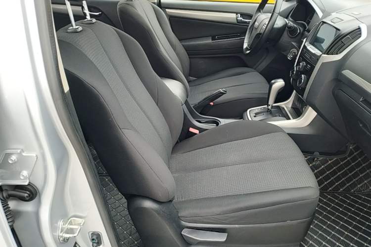 Used Isuzu D-MAX 2018 3.0T Two-Wheel Drive Automatic Elite Version 4JJ1-TC HI Right Front Seat