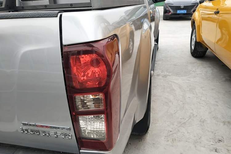 Used Isuzu D-MAX 2018 3.0T Two-Wheel Drive Automatic Elite Version 4JJ1-TC HI Right Rear Taillight