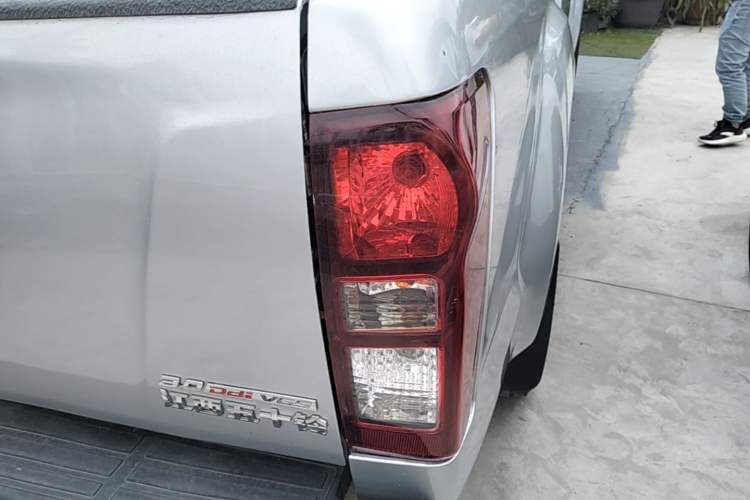 Used Isuzu D-MAX 2018 3.0T Two-Wheel Drive Automatic Elite Version 4JJ1-TC HI Right Rear Taillight