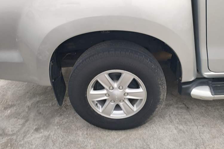 Used Isuzu D-MAX 2018 3.0T Two-Wheel Drive Automatic Elite Version 4JJ1-TC HI Right Rear Wheel Hub