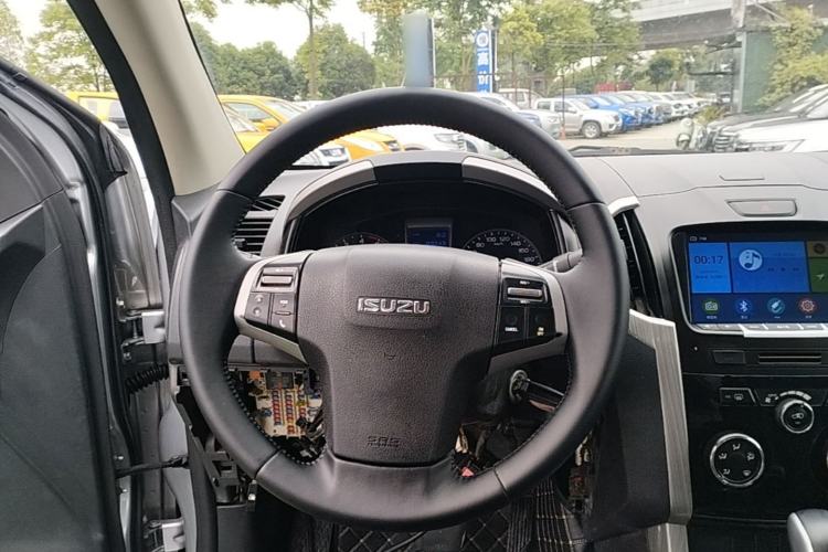 Used Isuzu D-MAX 2018 3.0T Two-Wheel Drive Automatic Elite Version 4JJ1-TC HI Steering Wheel