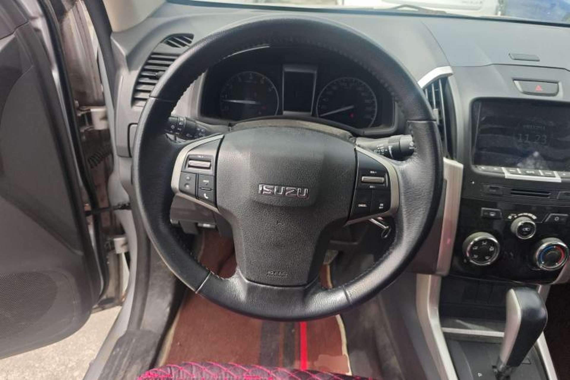 Used Isuzu D-MAX 2018 3.0T Two-Wheel Drive Automatic Elite Version 4JJ1-TC HI Steering Wheel