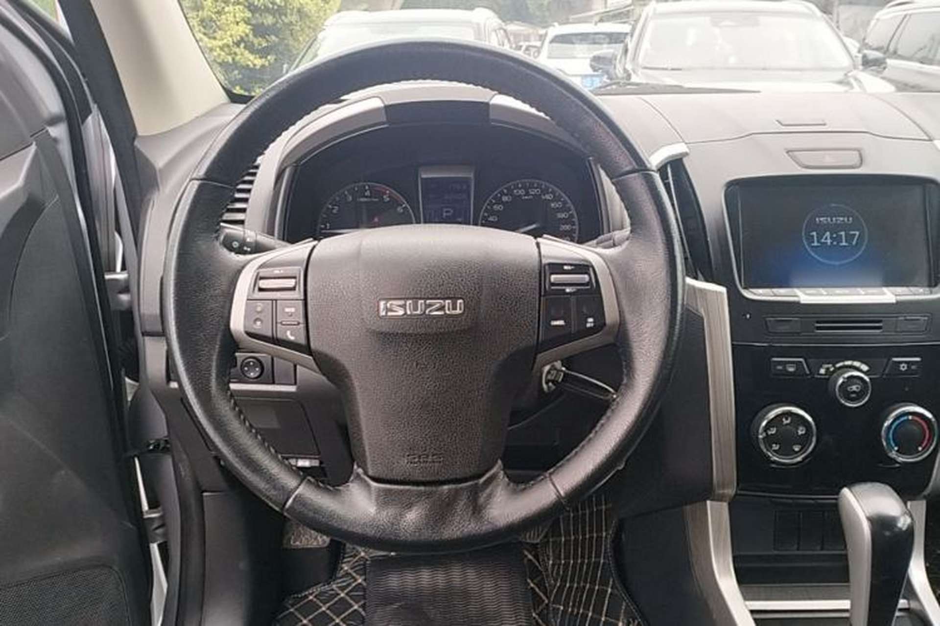 Used Isuzu D-MAX 2018 3.0T Two-Wheel Drive Automatic Elite Version 4JJ1-TC HI Steering Wheel