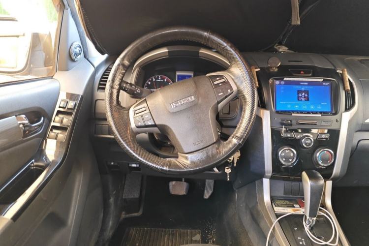 Used Isuzu D-MAX 2018 3.0T Two-Wheel Drive Automatic Elite Version 4JJ1-TC HI Steering Wheel