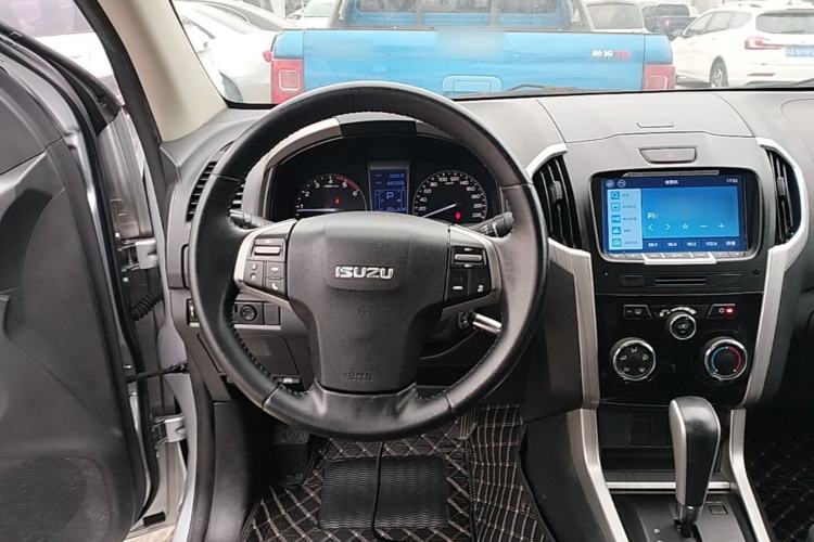 Used Isuzu D-MAX 2018 3.0T Two-Wheel Drive Automatic Elite Version 4JJ1-TC HI Steering Wheel