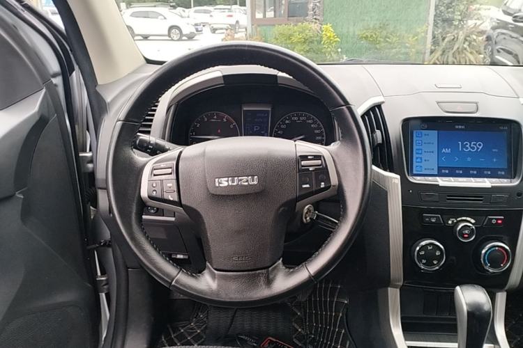 Used Isuzu D-MAX 2018 3.0T Two-Wheel Drive Automatic Elite Version 4JJ1-TC HI Steering Wheel
