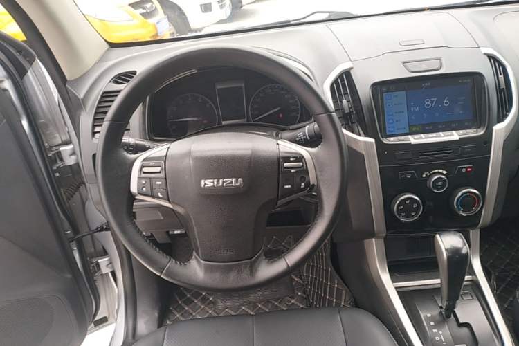 Used Isuzu D-MAX 2018 3.0T Two-Wheel Drive Automatic Elite Version 4JJ1-TC HI Steering Wheel