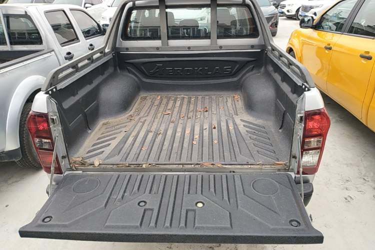 Used Isuzu D-MAX 2018 3.0T Two-Wheel Drive Automatic Elite Version 4JJ1-TC HI Trunk