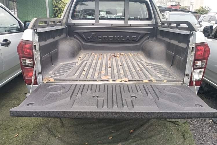 Used Isuzu D-MAX 2018 3.0T Two-Wheel Drive Automatic Elite Version 4JJ1-TC HI Trunk