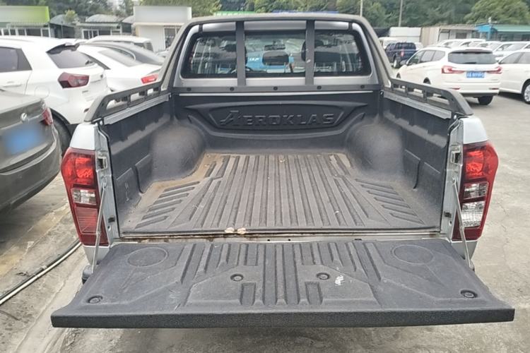 Used Isuzu D-MAX 2018 3.0T Two-Wheel Drive Automatic Elite Version 4JJ1-TC HI Trunk