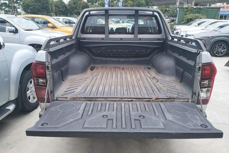 Used Isuzu D-MAX 2018 3.0T Two-Wheel Drive Automatic Elite Version 4JJ1-TC HI Trunk